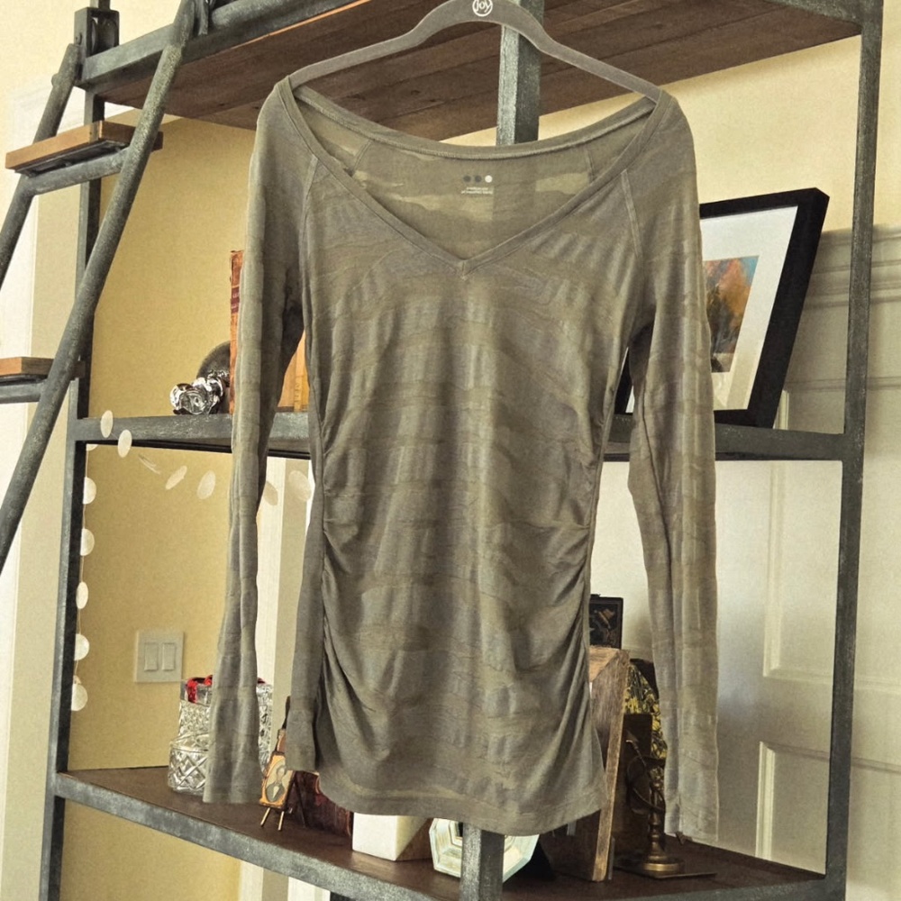 Three Dots v neck long sleeve burnout tee  M